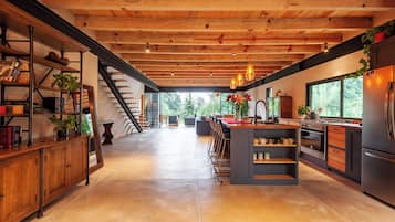 Réfrigérateur, micro-ondes, four, plaque de cuisson