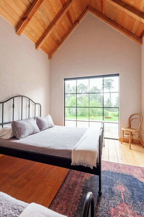 3 habitaciones, tabla de planchar con plancha, wifi y ropa de cama 