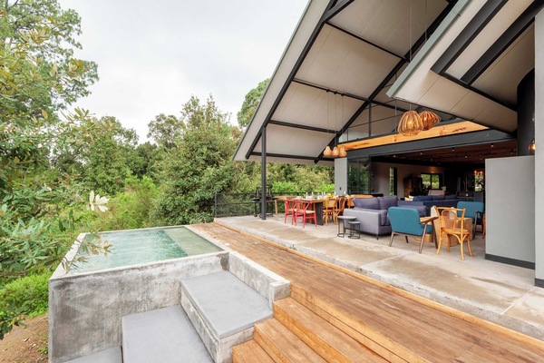 Alberca privada con vista al jardín