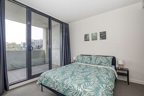 2 bedrooms, desk, free WiFi, bed sheets - CBD  2BR Apt perfect for Business stay or holiday (Braddon)