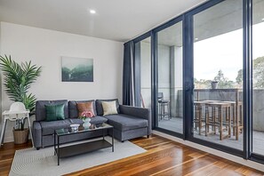 Smart TV - CBD  2BR Apt perfect for Business stay or holiday (Braddon)