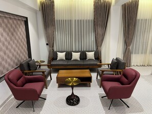 Premium bedding, memory-foam beds, minibar, in-room safe - HALDI KUMKUM RESORT (Kamrej)