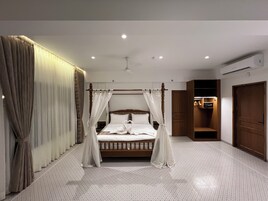 Luxury Suite | Premium bedding, memory foam beds, minibar, in-room safe