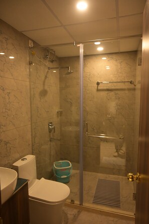 Towels, soap, shampoo, toilet paper