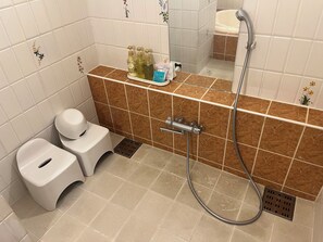 Combined shower/bathtub, deep-soaking bathtub, free toiletries