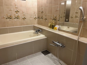 Kombinert dusj/badekar og dype avslapningsbadekar