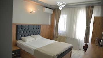 Kamar Single Deluks, balkon, pemandangan kota | Meja kerja, ruang kerja ramah laptop, dan setrika/meja setrika