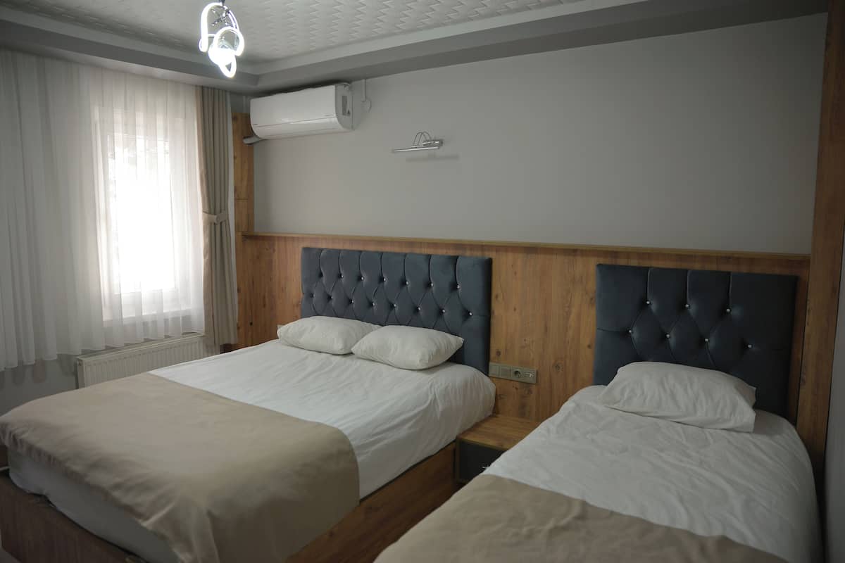 Klassieke Twin kamer, balkon, uitzicht op de stad | Badkamer | Pantoffels, zeep, shampoo, toiletpapier