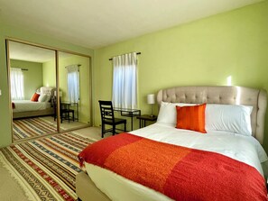 5 Schlafzimmer, Zimmersafe, Schreibtisch, Bügeleisen/Bügelbrett