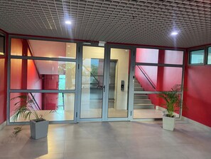 Interior - Modern 1 bedroom condo with WiFi, AC, hot water, gym, Security & Elevator (Kingston)