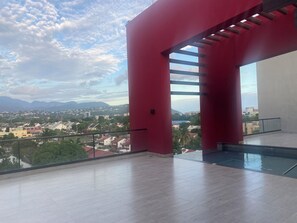 Pool - Modern 1 bedroom condo with WiFi, AC, hot water, gym, Security & Elevator (Kingston)