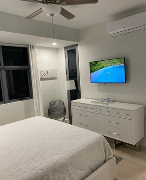 1 bedroom, iron/ironing board, WiFi, bed sheets - Modern 1 bedroom condo with WiFi, AC, hot water, gym, Security & Elevator (Kingston)