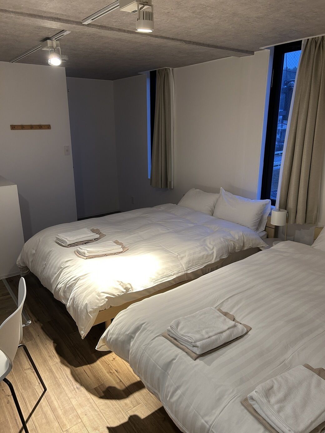 Tomannsrom – premier, 2 dobbeltsenger, ikke-røyk | Blendingsgardiner, wi-fi (inkludert) og sengetøy