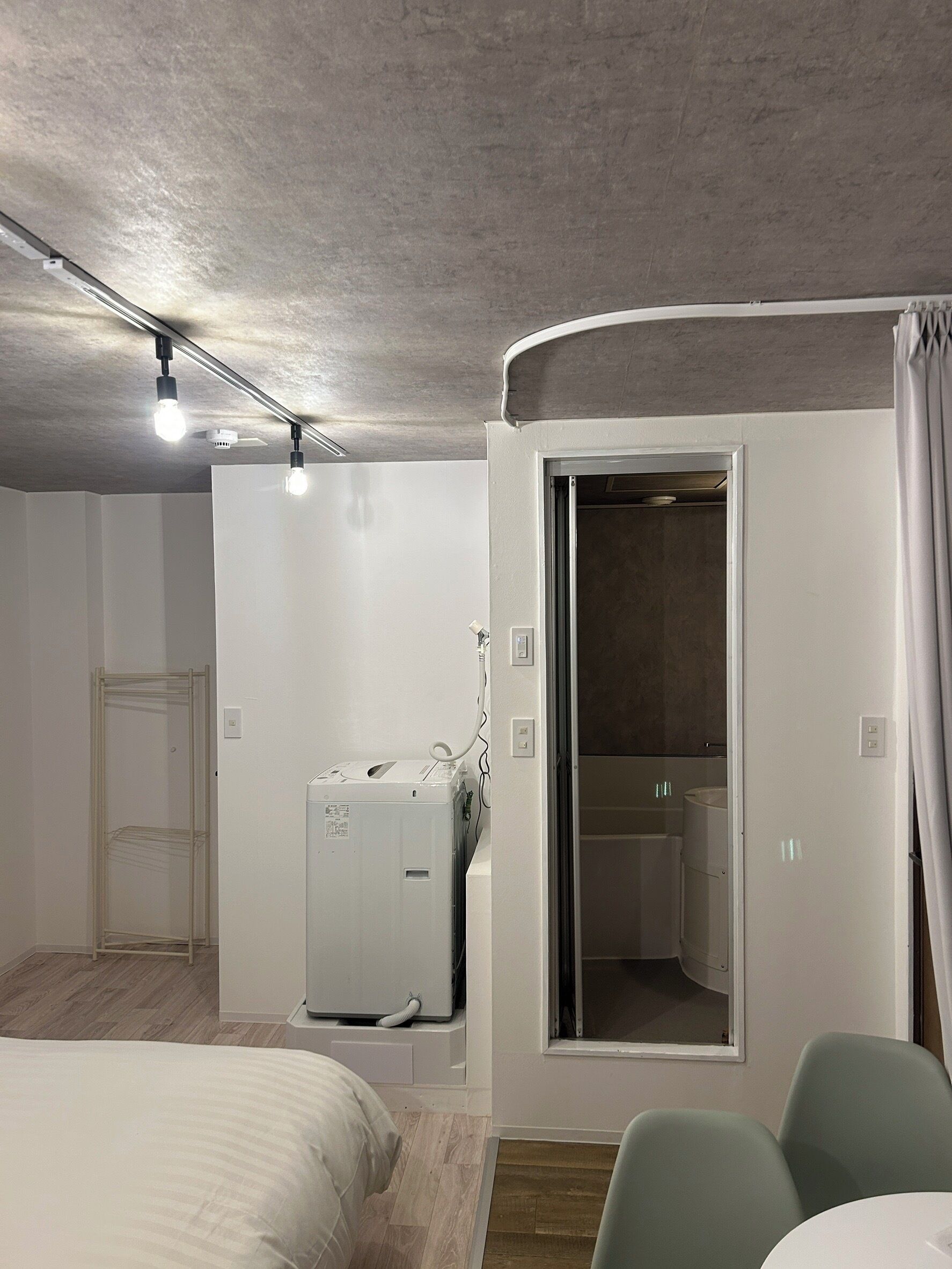 Cortinas opacas, wifi gratis, ropa de cama