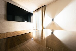 Desk, blackout drapes, free WiFi, bed sheets