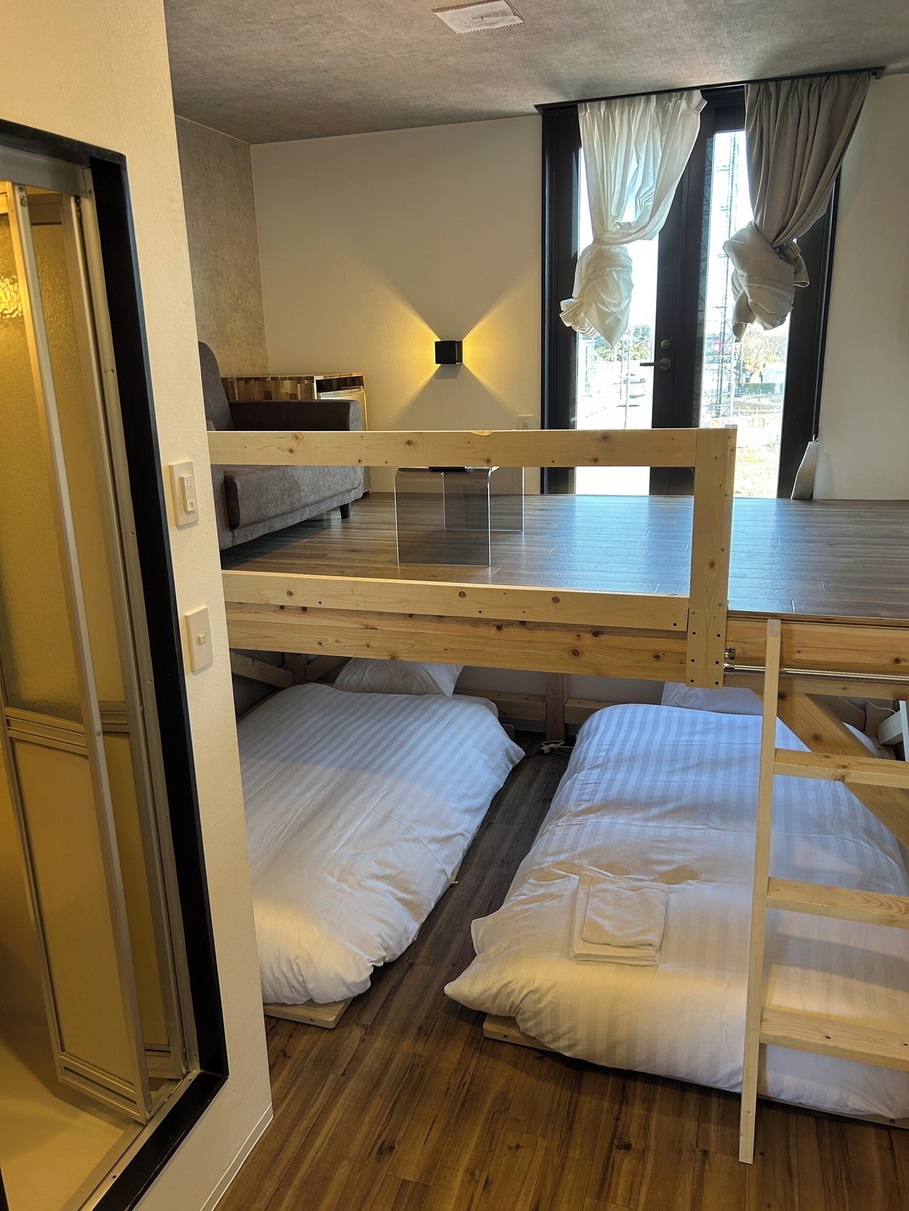 Cortinas opacas, wifi gratis, ropa de cama
