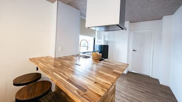 Family Room, 3 Bedrooms, Non Smoking | Private kitchen | Microwave