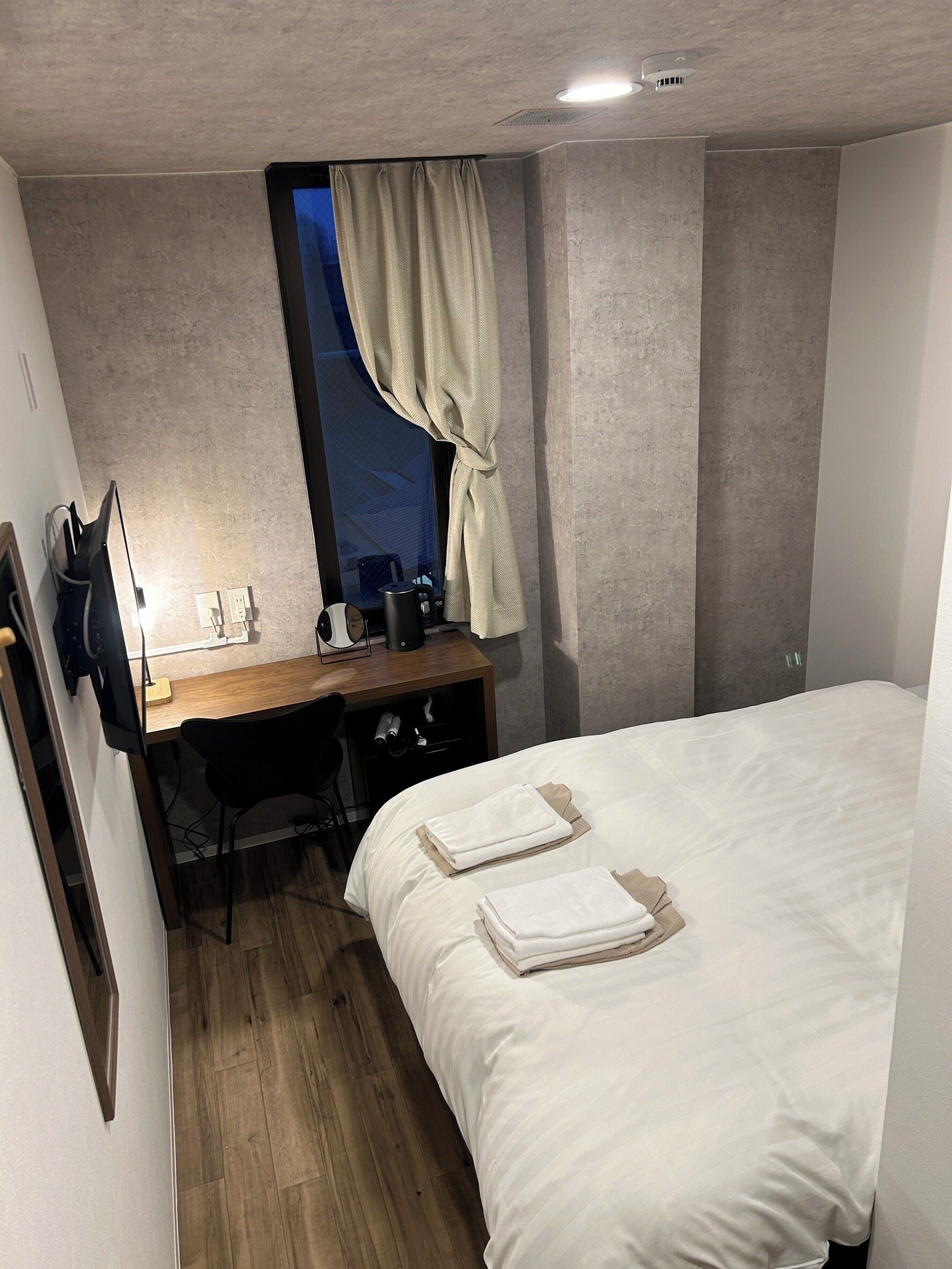 Cortinas opacas, wifi gratis, ropa de cama