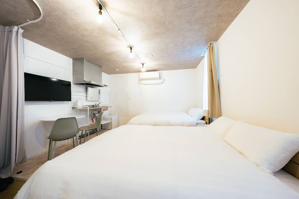 Bureau, rideaux occultants, Wi-Fi gratuit, draps fournis