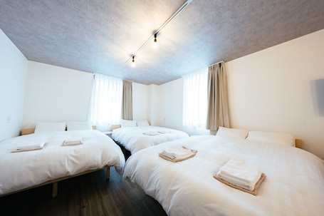 Escritorio, cortinas blackout, wifi gratis y ropa de cama