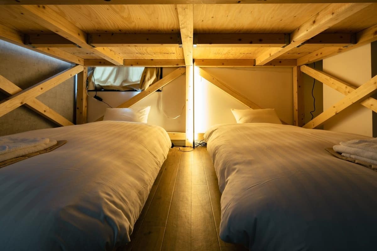 Habitació amb dos llits individuals de disseny | Cortines opaques, wifi gratuïta i roba de llit