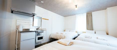 Habitación familiar, 3 habitaciones, no fumadores | Escritorio, cortinas opacas, wifi gratis y ropa de cama