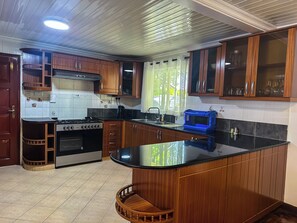 Family Bungalow, Garden View | Private kitchen