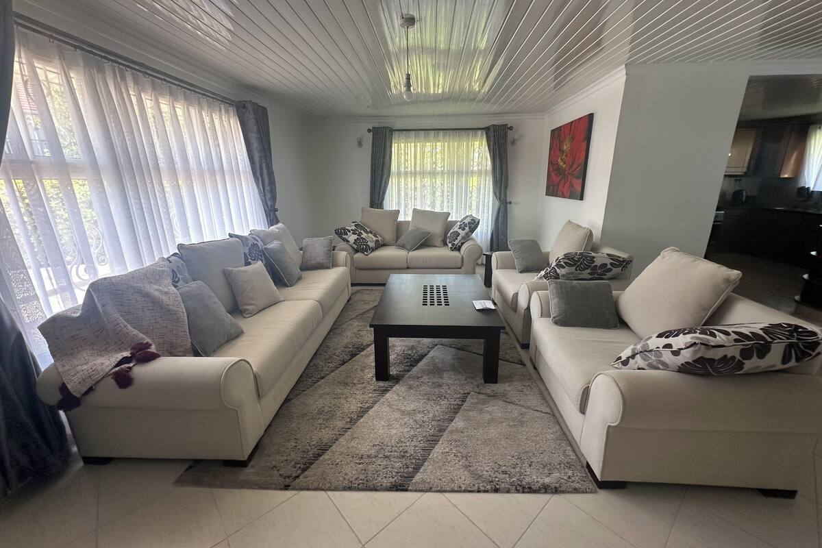 Een woonkamer met twee banken, een salontafel en een televisie.