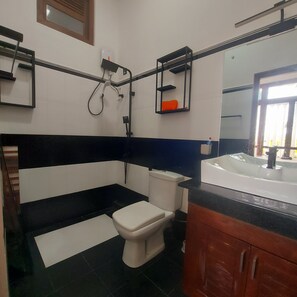 Amenidades de baño gratuitas, toallas, jabón, shampoo 