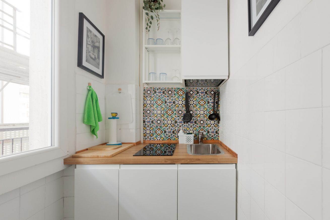 Kühlschrank, Mikrowelle, Herdplatte, Wasserkocher mit Kaffee-/Teezubehör