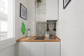 Kühlschrank, Mikrowelle, Herdplatte, Wasserkocher mit Kaffee-/Teezubehör