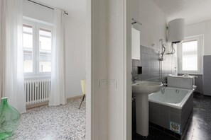 Secador de pelo, bidet, toallas, papel higiénico