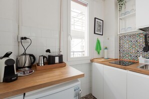 Refrigerador, microondas, parrilla de estufa y cafetera y tetera 