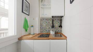 Kühlschrank, Mikrowelle, Herdplatte, Wasserkocher mit Kaffee-/Teezubehör