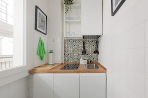 Réfrigérateur, micro-ondes, plaque de cuisson, cafetière/bouilloire