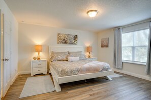 6 bedrooms, desk, iron/ironing board, Internet - Play, Soak & Explore! Group Getaway Near Disney (Davenport)