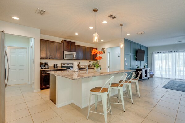 Fridge, microwave, stovetop, dishwasher - Play, Soak & Explore! Group Getaway Near Disney (Davenport)