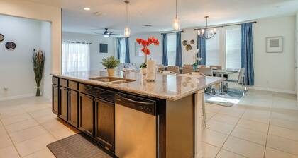 9 Mi to Disney: Group Getaway w/ Lanai & Hot Tub!