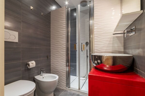 Regadera, secadora de cabello, bidet 