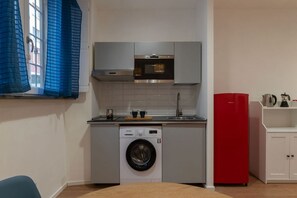 Refrigerador, microondas, parrilla de estufa y tostadora