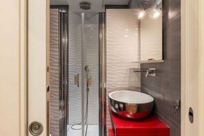 Douche, sèche-cheveux, bidet