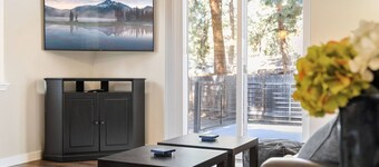 Fantastic Single Level Family Retreat, Fenced Yard, Huge Deck w/ Seating, 5 Minutes to Downtown Bend