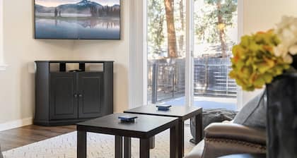 Fantastic Single Level Family Retreat, Fenced Yard, Huge Deck w/ Seating, 5 Minutes to Downtown Bend