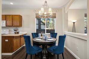 Dining - Fantastic Single Level Family Retreat, Fenced Yard, Huge Deck w/ Seating, 5 Minutes to Downtown Bend (Bend)