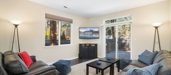 Fantastic Single Level Family Retreat, Fenced Yard, Huge Deck w/ Seating, 5 Minutes to Downtown Bend