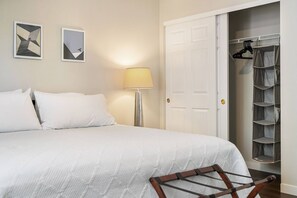 3 bedrooms, WiFi, bed sheets - Fantastic Single Level Family Retreat, Fenced Yard, Huge Deck w/ Seating, 5 Minutes to Downtown Bend (Bend)