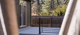Fantastic Single Level Family Retreat, Fenced Yard, Huge Deck w/ Seating, 5 Minutes to Downtown Bend