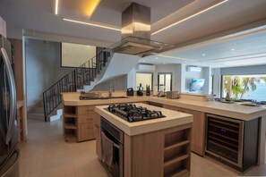 ثلاجة، ميكروويف، فرن، موقد طهي مسطح