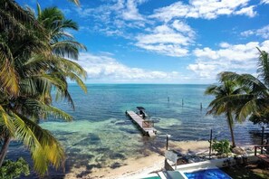 On the beach - 6BR Modern Oceanfront Villa with Infinity Pool (Cancún)