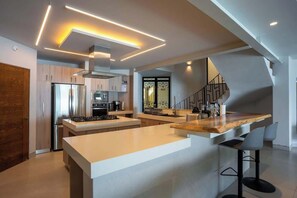 Fridge, microwave, oven, stovetop - 6BR Modern Oceanfront Villa with Infinity Pool (Cancún)